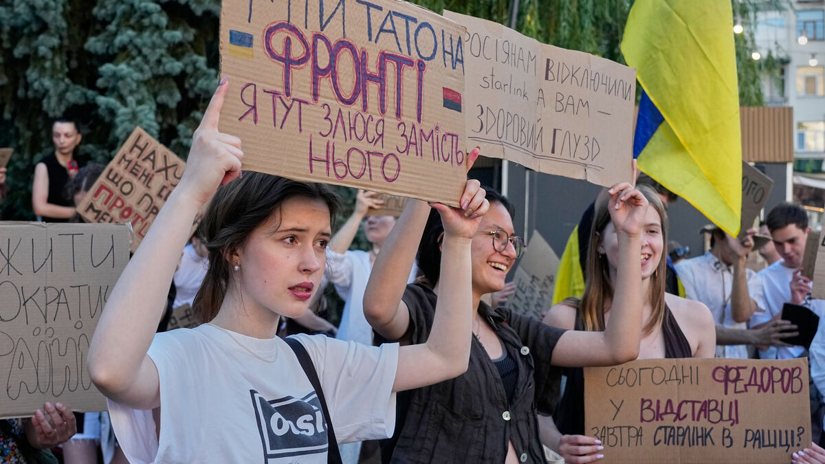 Zelenskyy says he is in talks with former defense minister after protests over dismissal