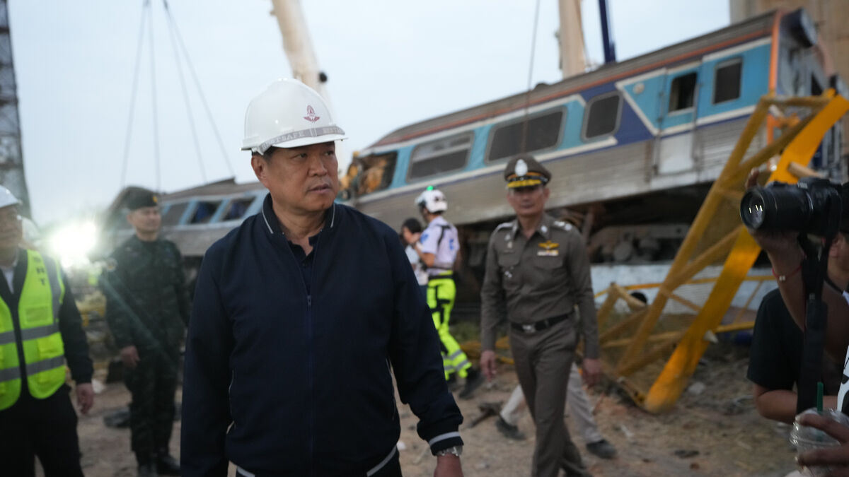 Crane collapses onto passenger train