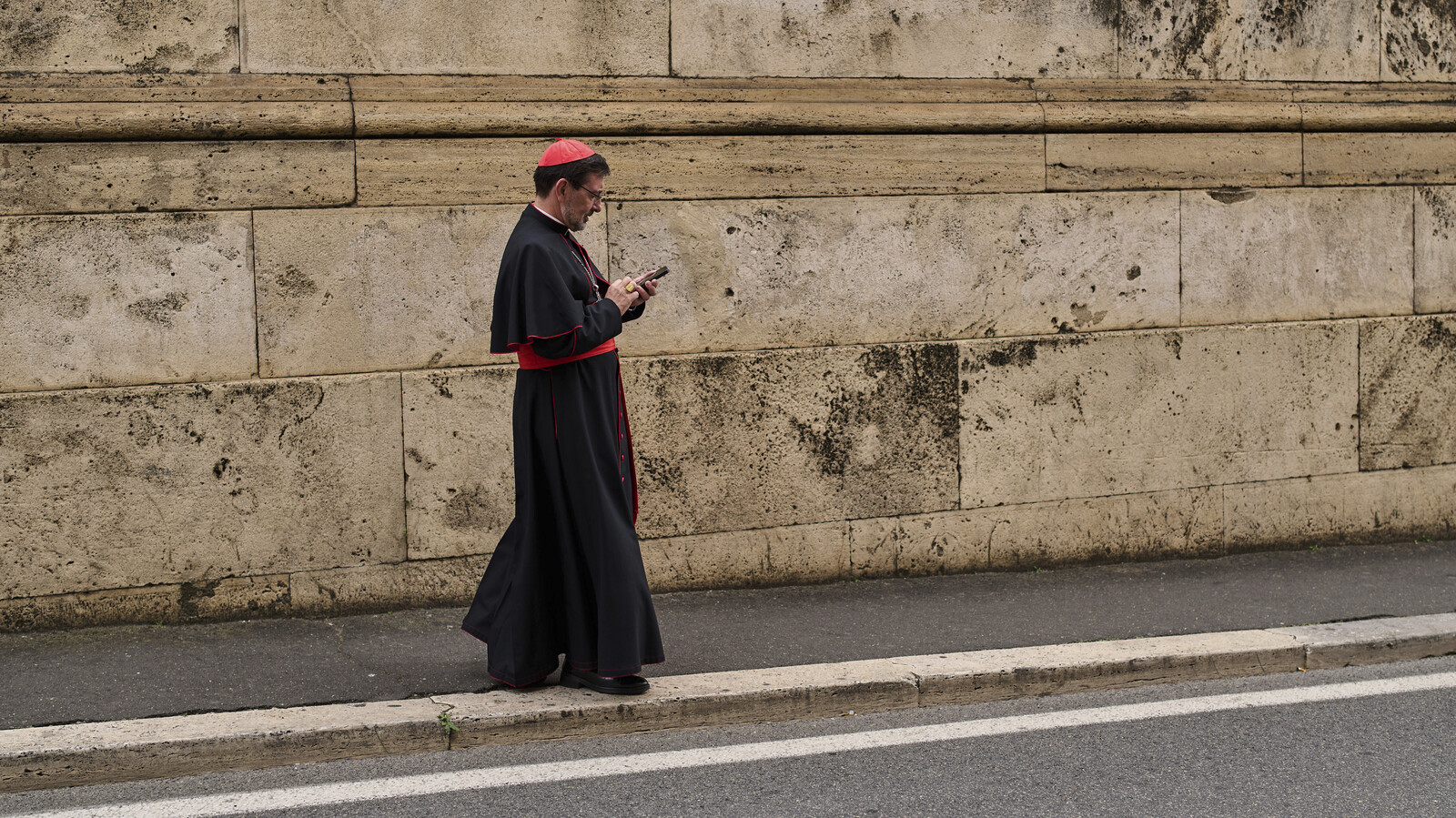 Vatican Disables Mobile Network During