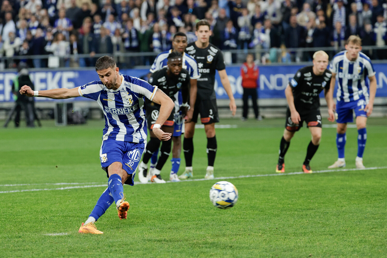 Struggling "Blåvitt" salvaged a point late