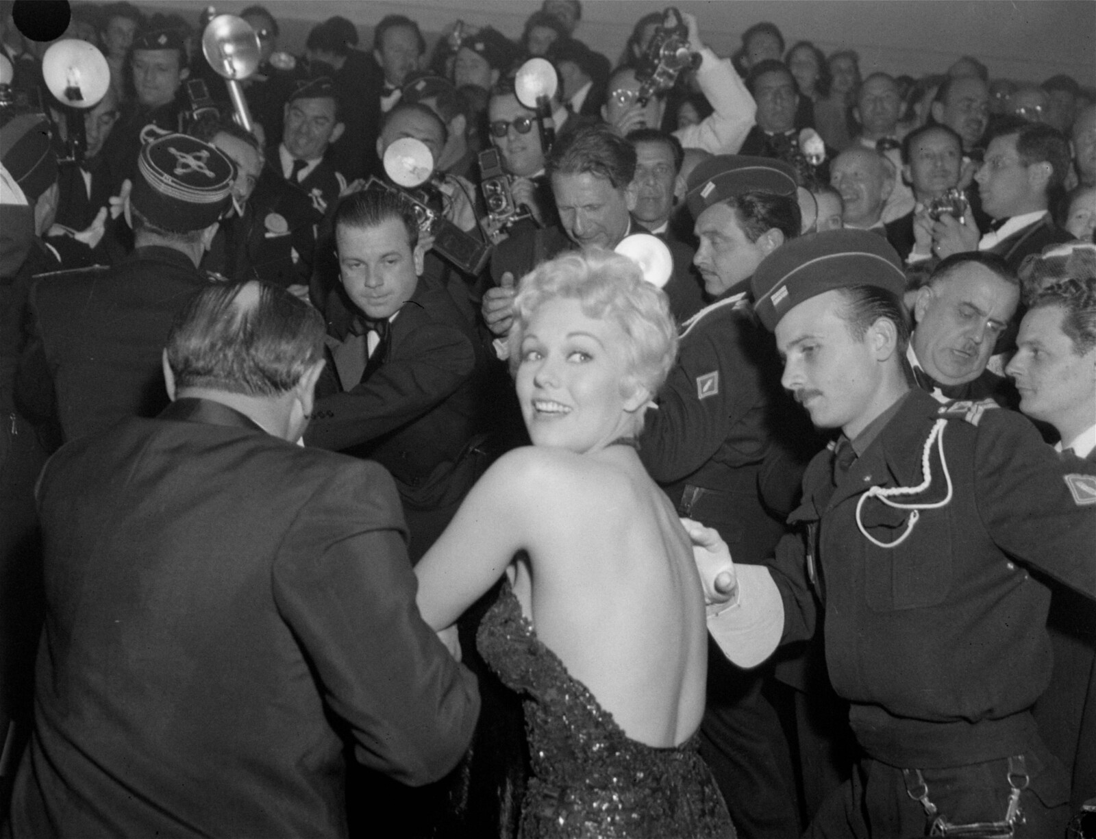 Kim Novak to Receive Golden