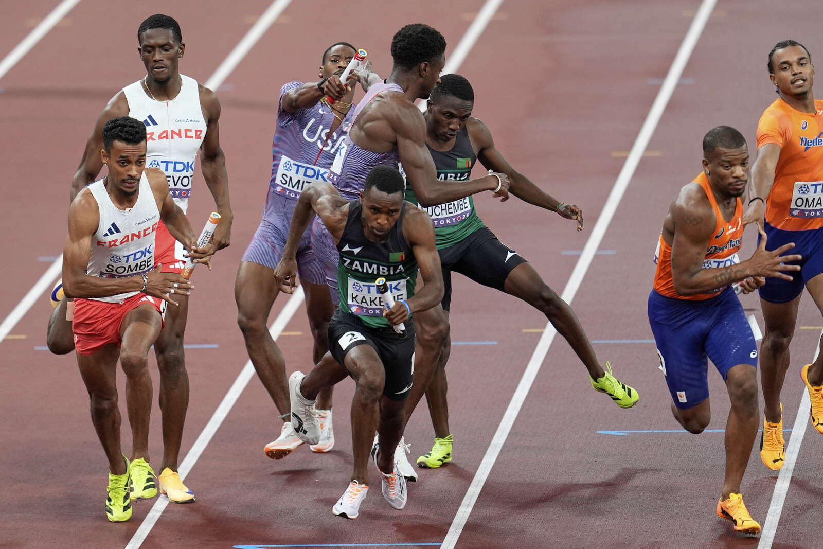 USA Advances to 4x400m World