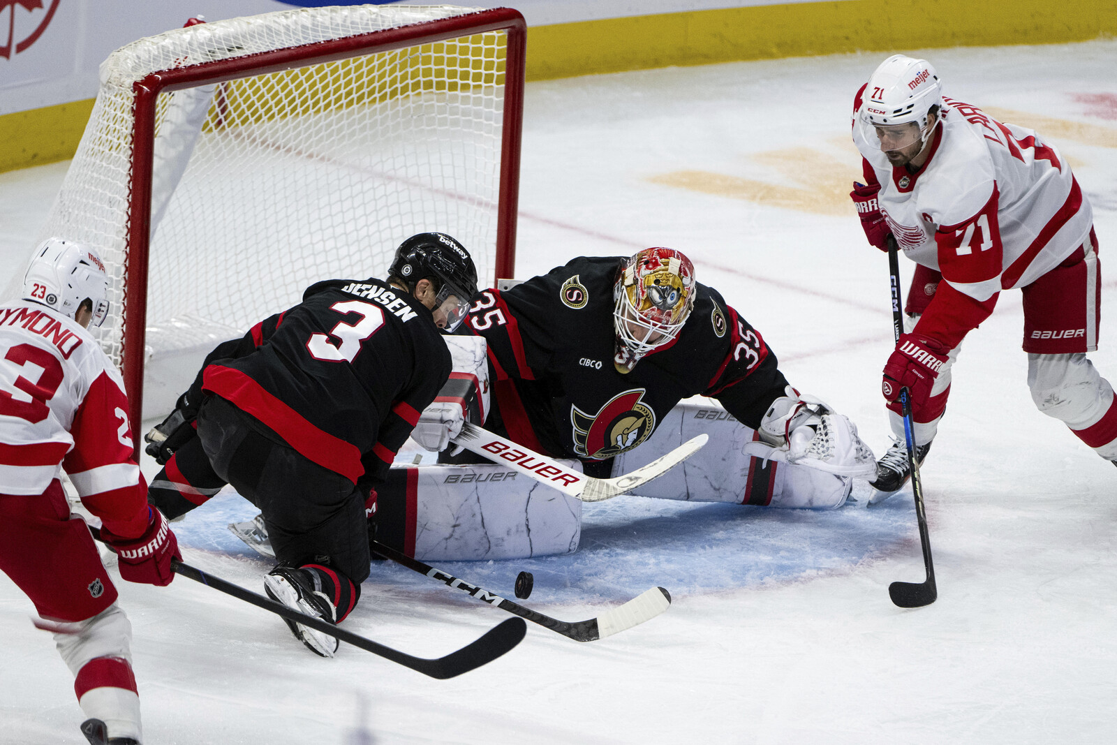 Ullmark: Many big bodies in