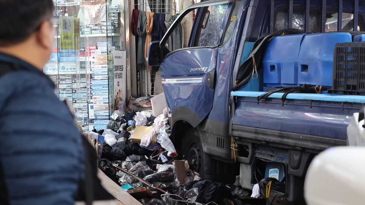 Truck crashes into market –