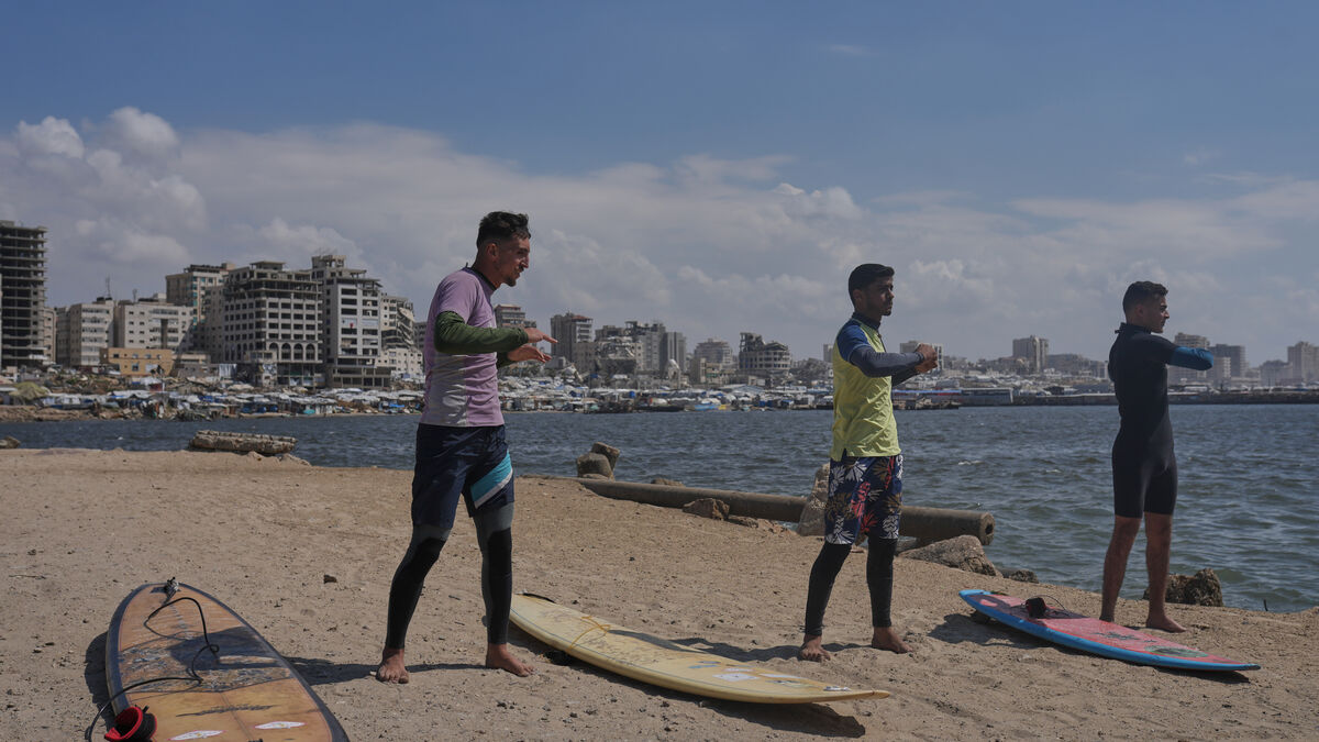 Palestinian surfers risk their lives