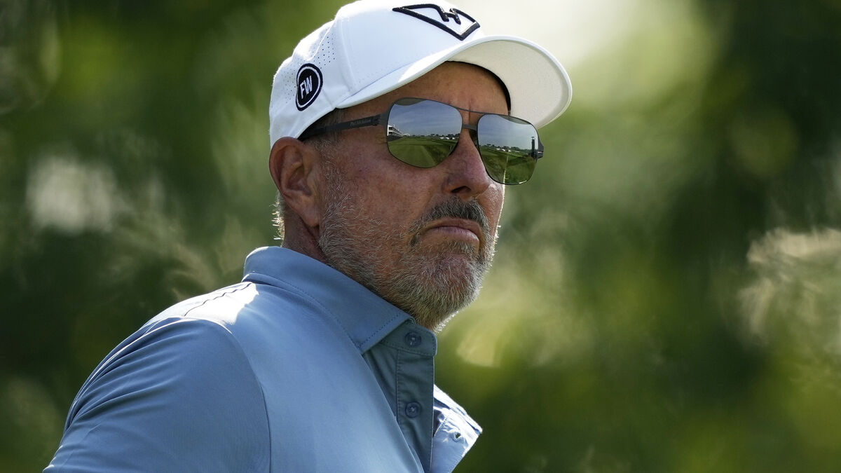 Golf star Phil Mickelson ejected, accused of inappropriate behavior