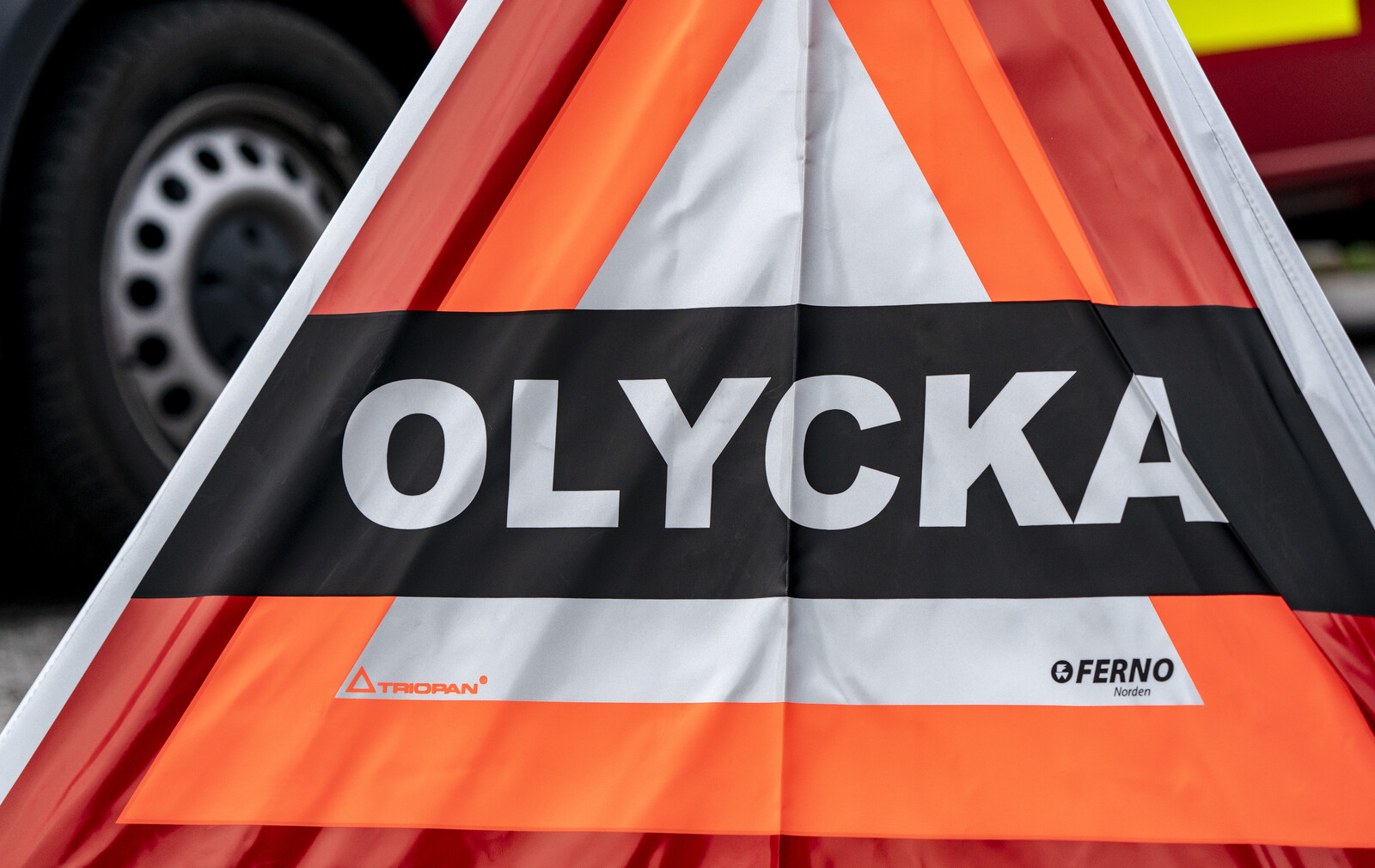 Two Injured in Midsummer Eve Traffic Accident Near Kinnekulle