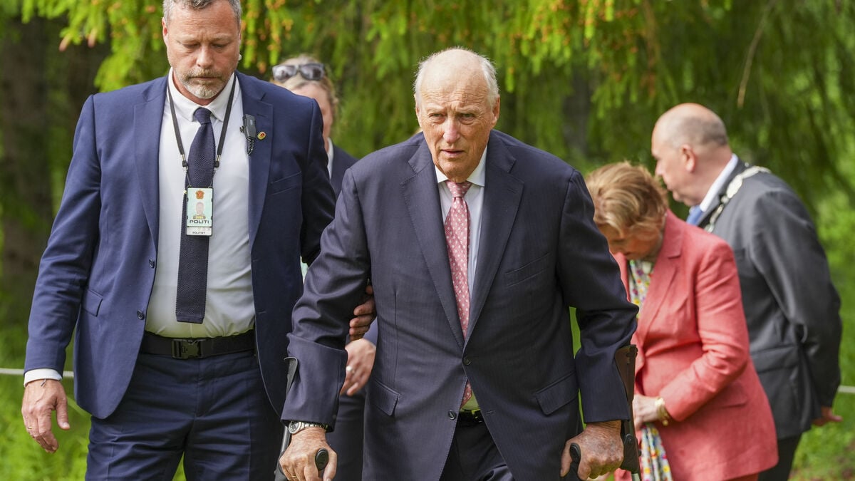 King Harald of Norway to remain in hospital longer than planned