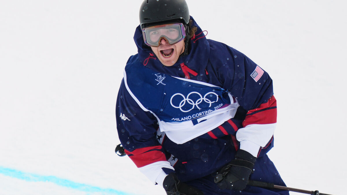 Olympic star Hunter Hess responds to Trump with a loser sign