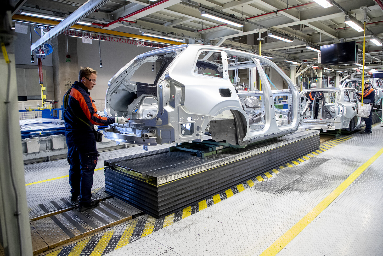 Volvo Cars Torslanda Factory Halts Production Due to Material Shortage