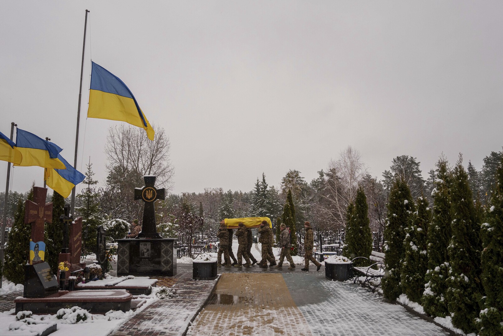 Ukraine strengthens forces in Russian