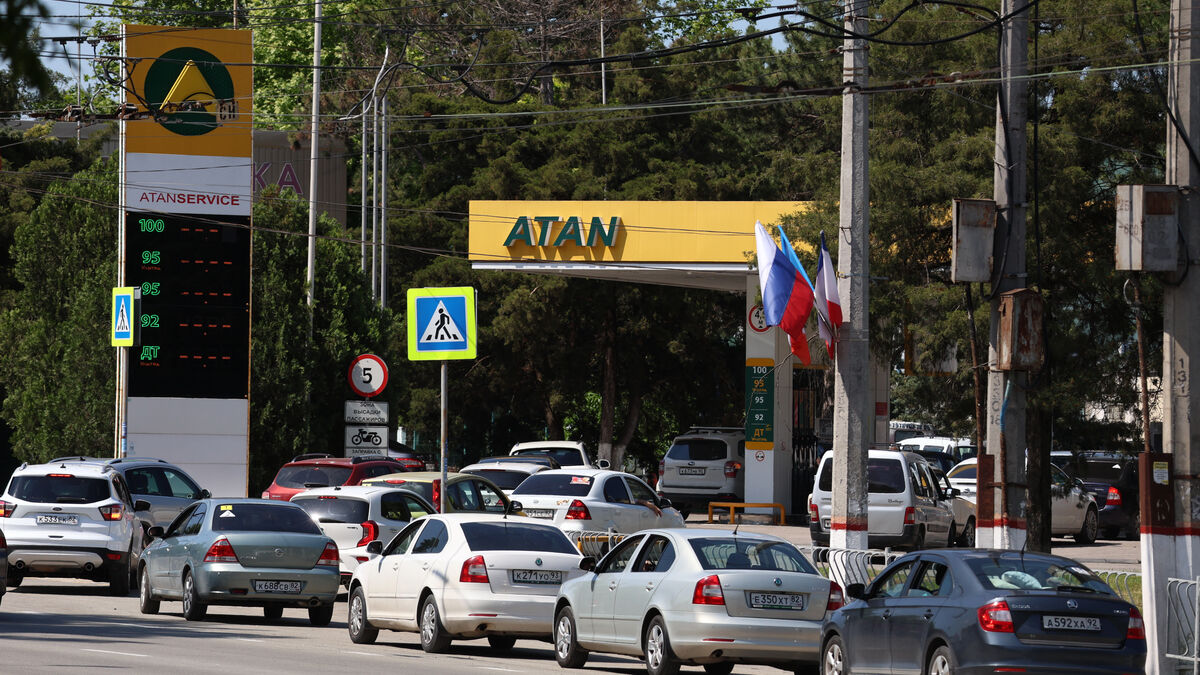 Ukrainian attacks on Crimea cause disruptions, at least five killed