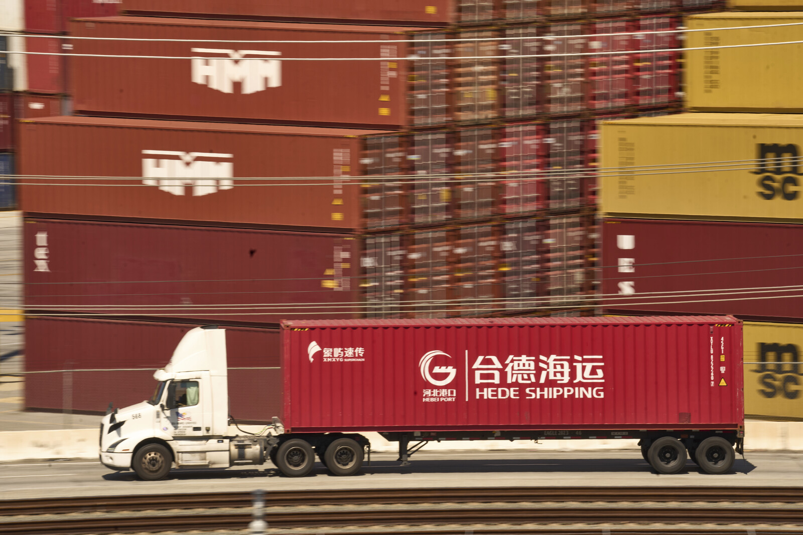 US Trade Deficit Surges to 140.5 Billion Dollars in March