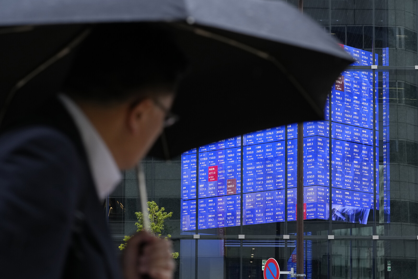 Tokyo Stocks Dive Over 5% as Trade War Fears Resurface