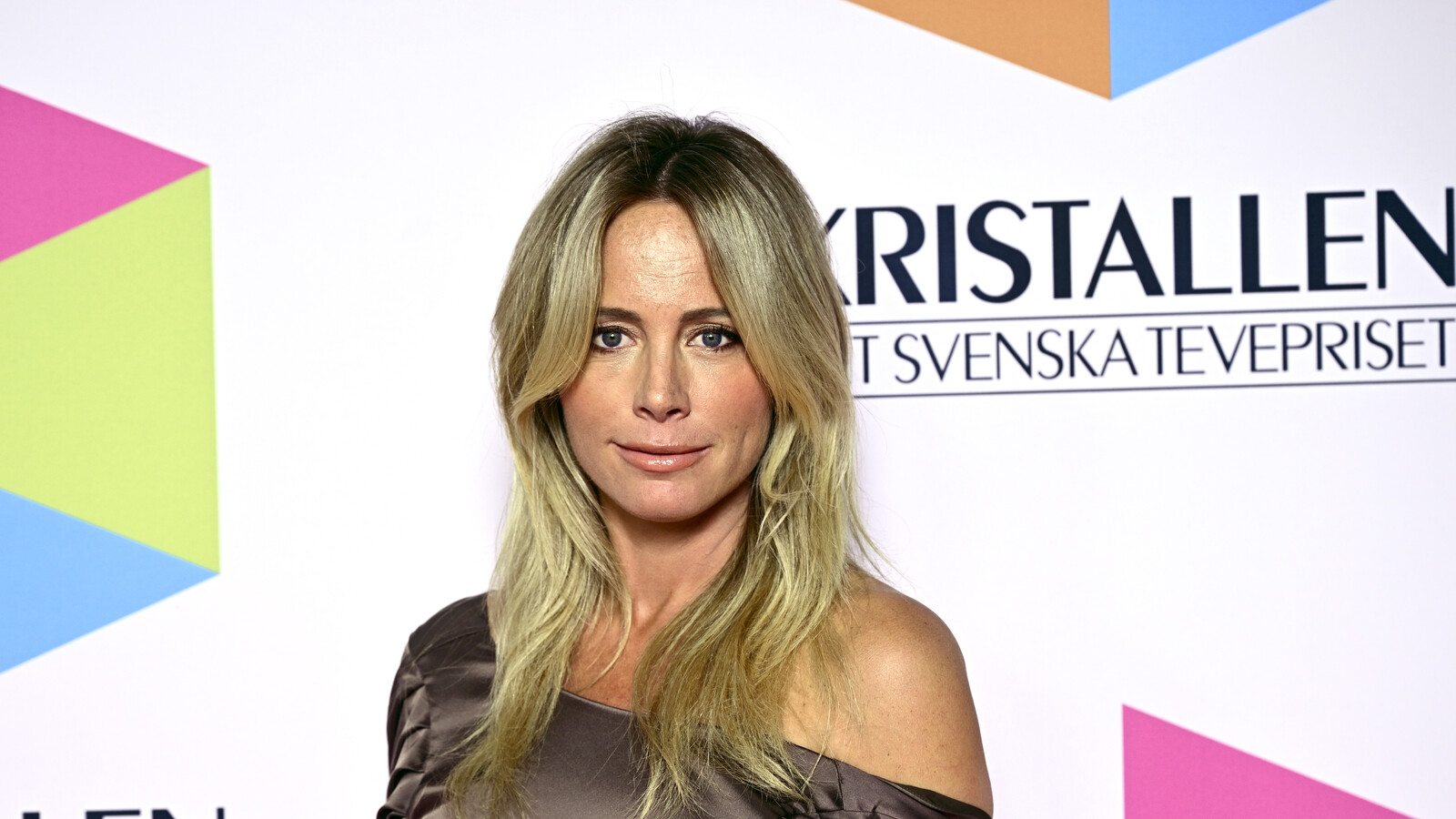 Carolina Neurath Explores Football Wives' Lives in New SVT Series