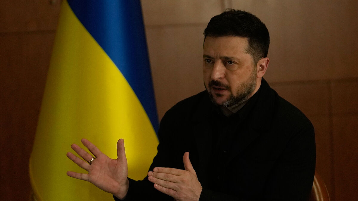 New Ukrainian attacks on Russian ships hit oil tankers and a warship