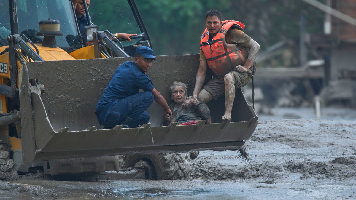 Himalayan flood kills hundreds and