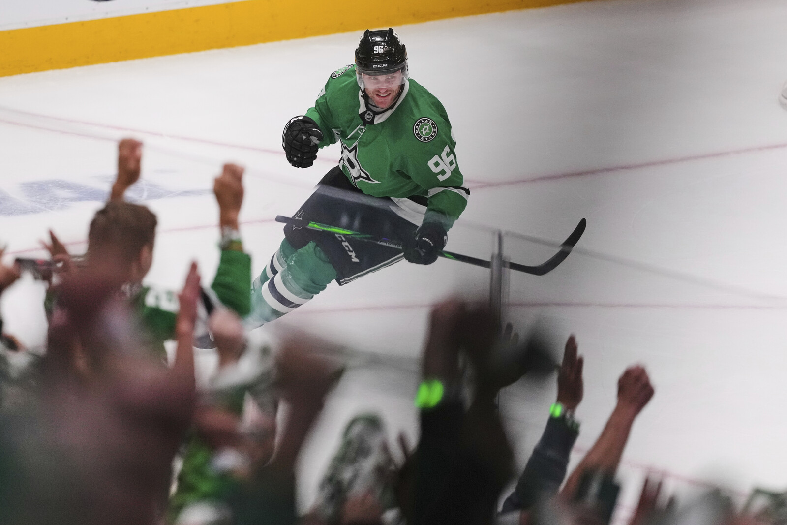 Rantanen's Hat-Trick Leads Dallas to Stanley Cup Playoff Advancement