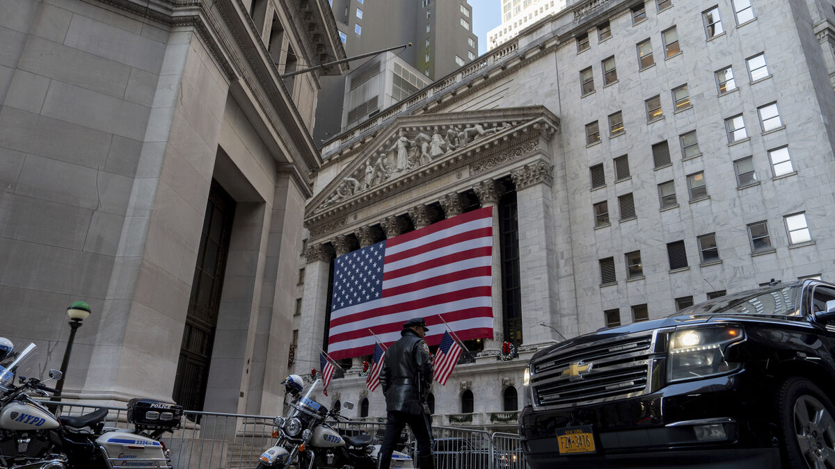Wall Street closes in the green as oil prices fall