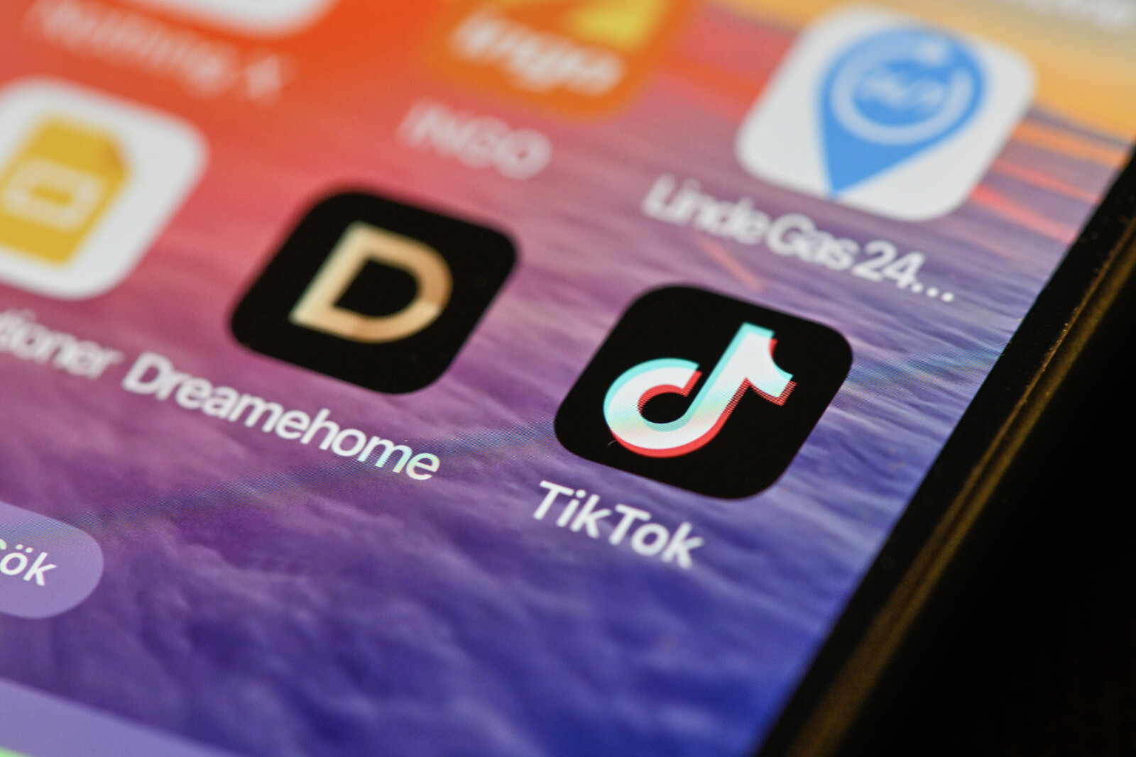 Trump Extends TikTok Sale Deadline by 75 Days