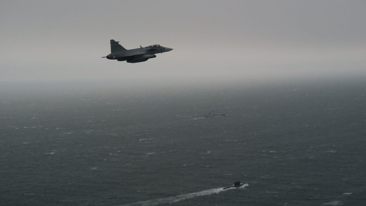 Swedish fighter jets follow Russian submarine as it enters the Baltic Sea