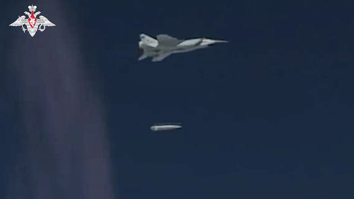 Putin's super robot attacks Ukraine