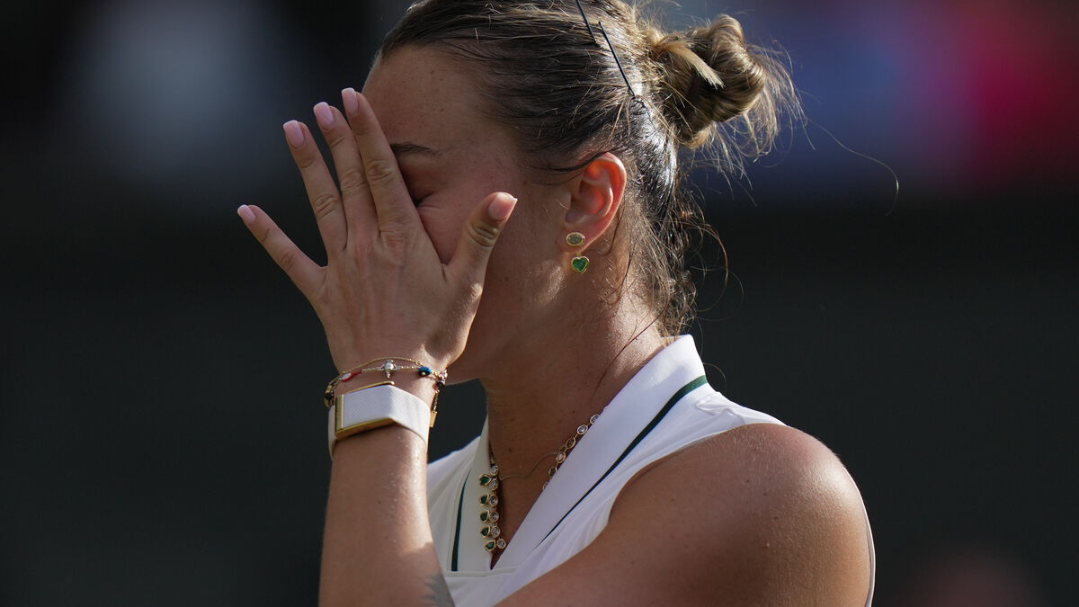 Naomi Osaka knocks world No. 1 Aryna Sabalenka out of Wimbledon