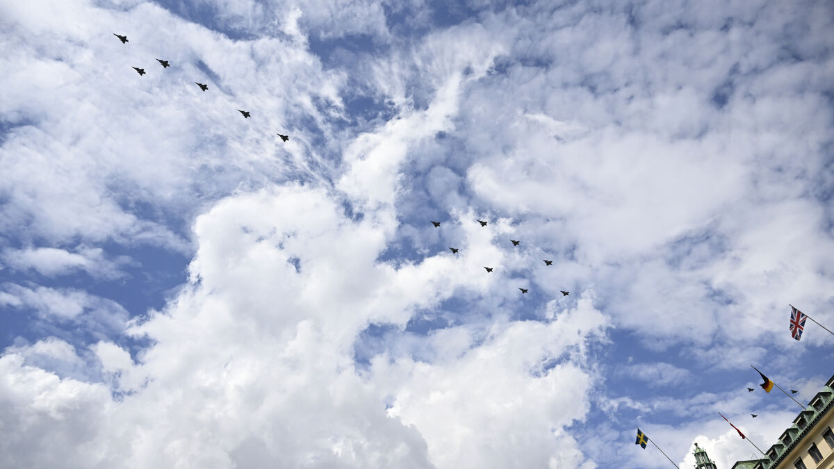 Record-breaking flyover over Stockholm marks Swedish Air Force’s 100th anniversary