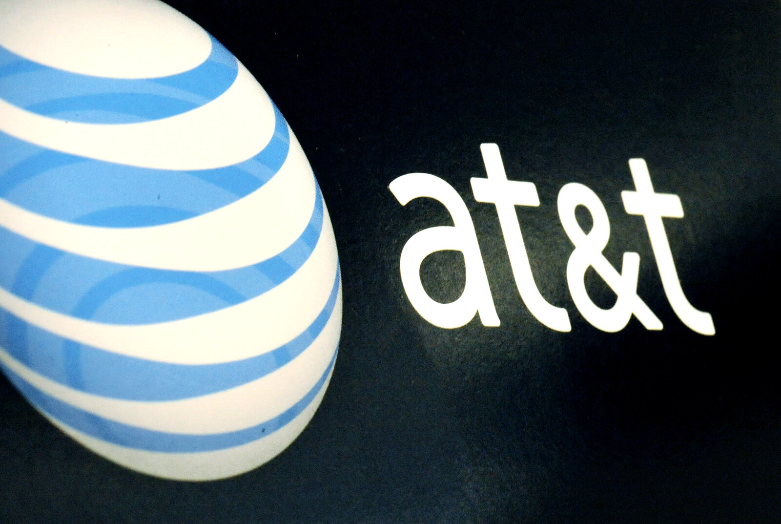 AT&T plans a three-year dividend