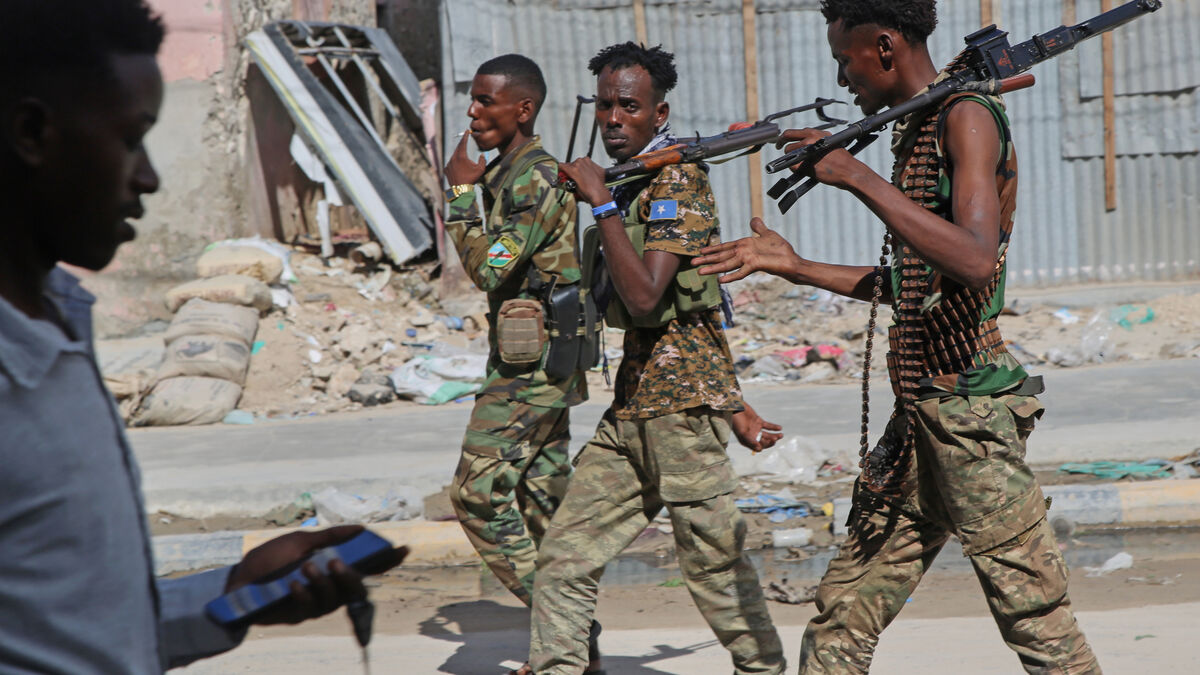 Gunfire and smoke over Mogadishu