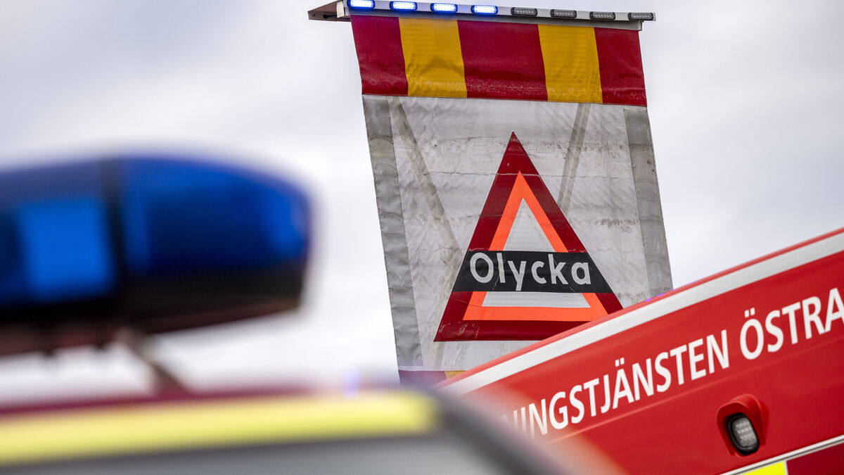 Fire in wind turbine outside Mjölby causes grass blaze after blades fall