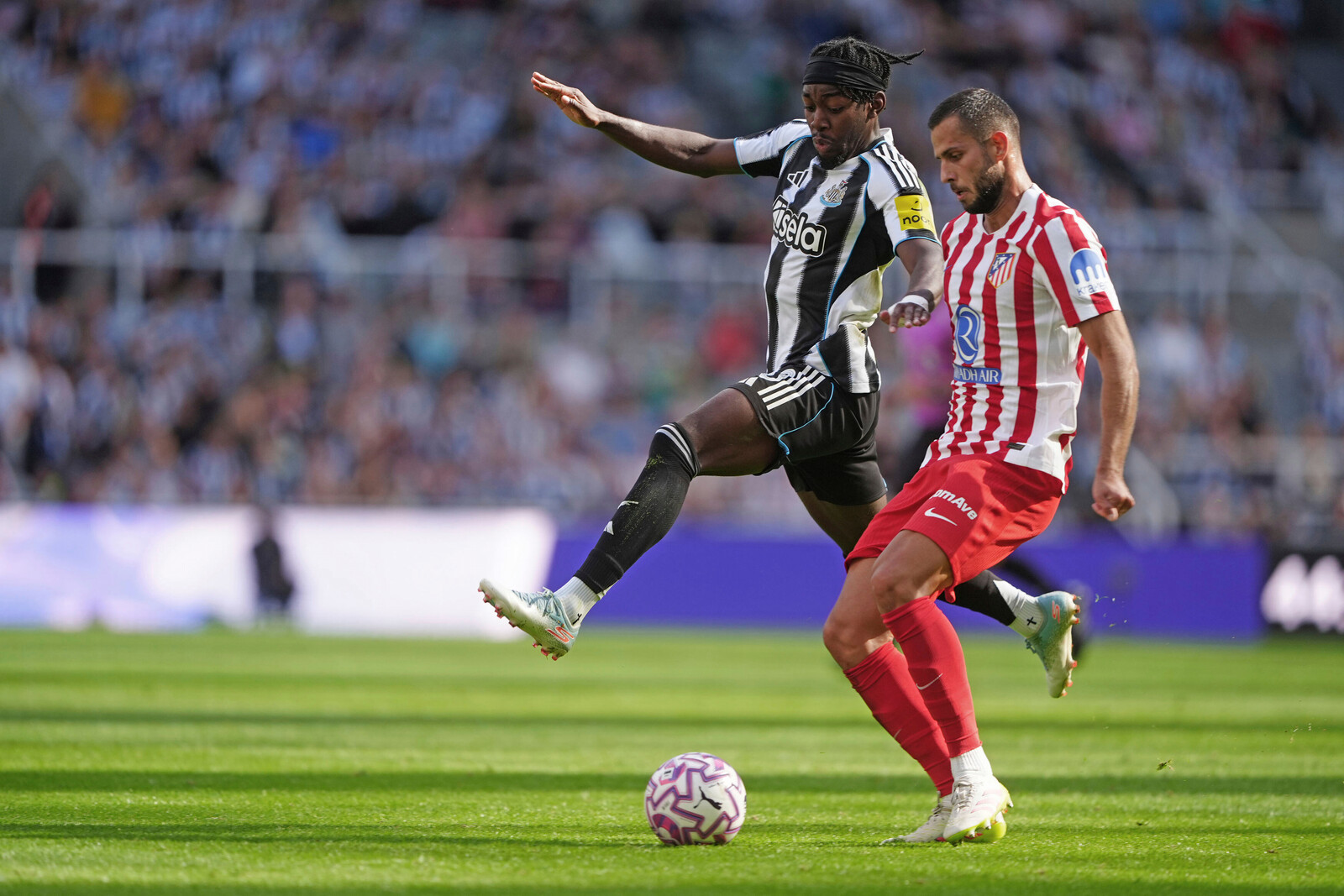 Elanga Misses Key Chances in Newcastle's Goalless League Debut