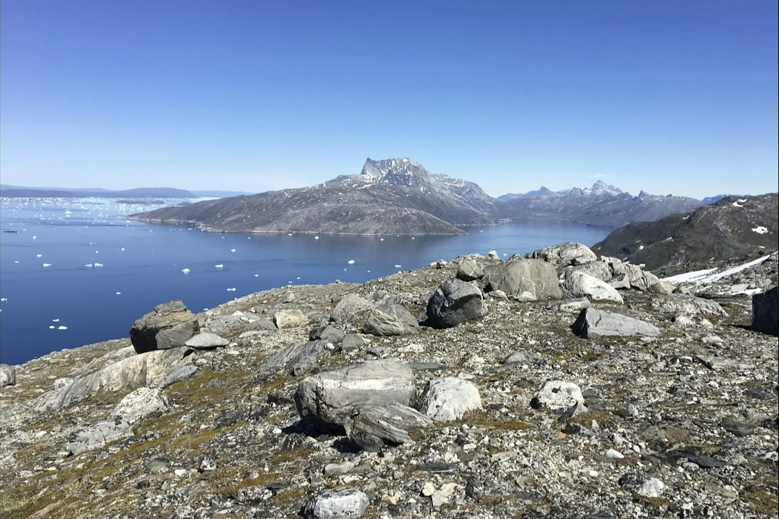 Sunken ship leaking fuel off Greenland