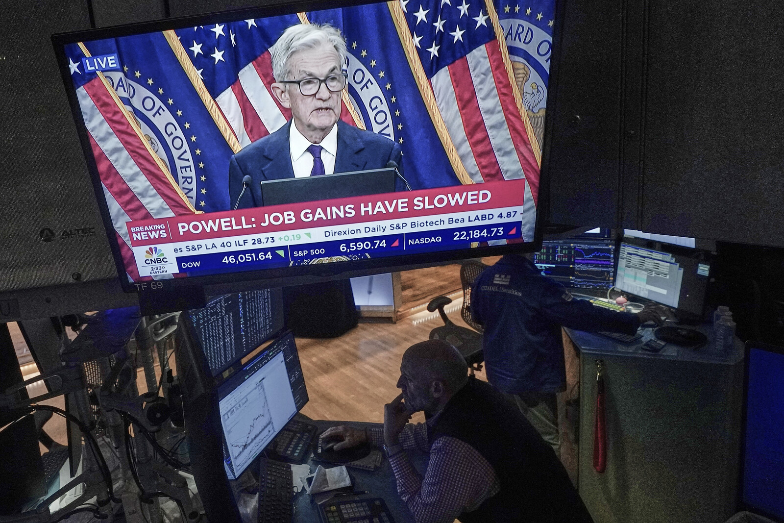Wall Street Mixed as Fed Cuts Interest Rate but Signals Caution