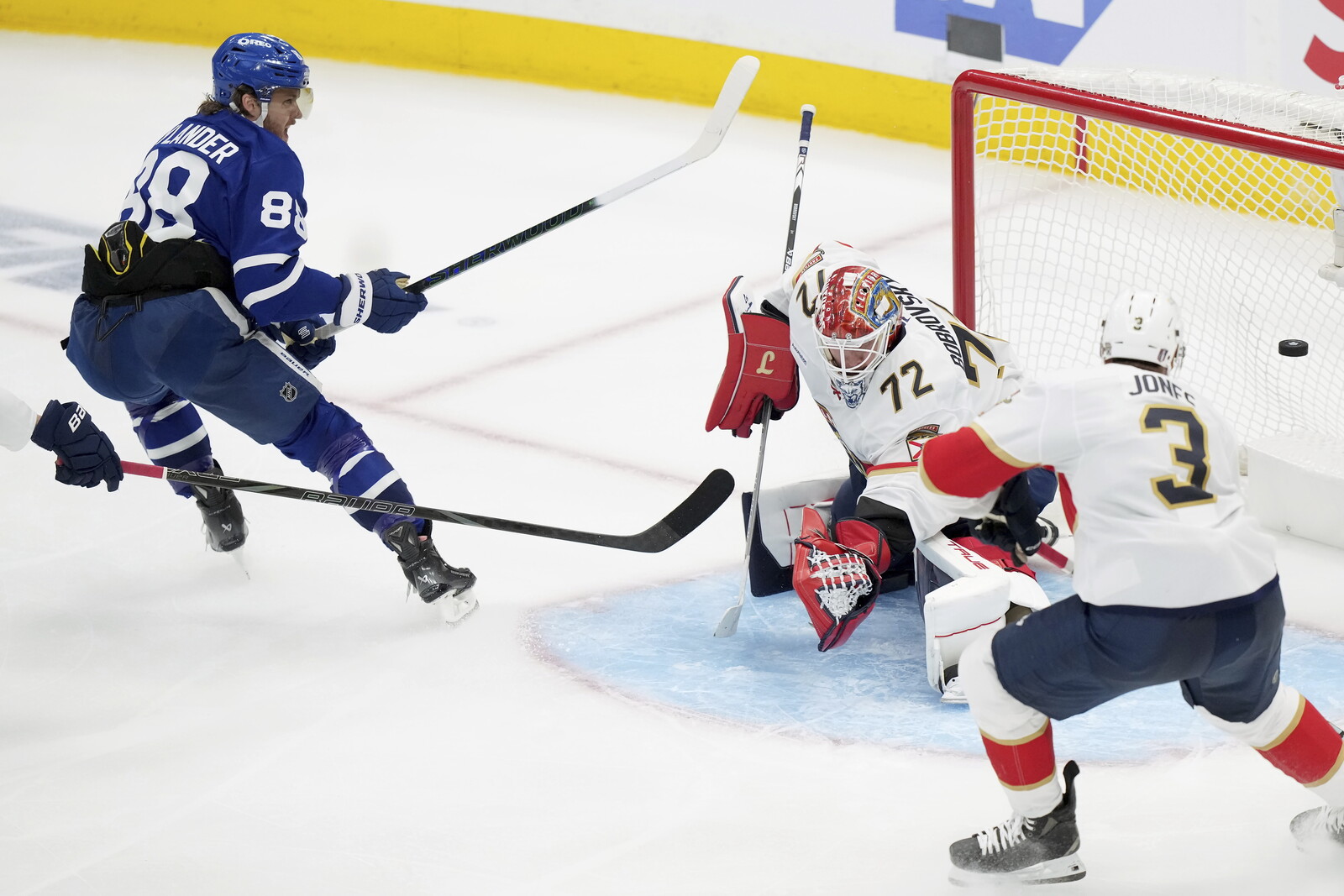 William Nylander Shines as Toronto Edges Florida 4-3 in NHL Playoffs