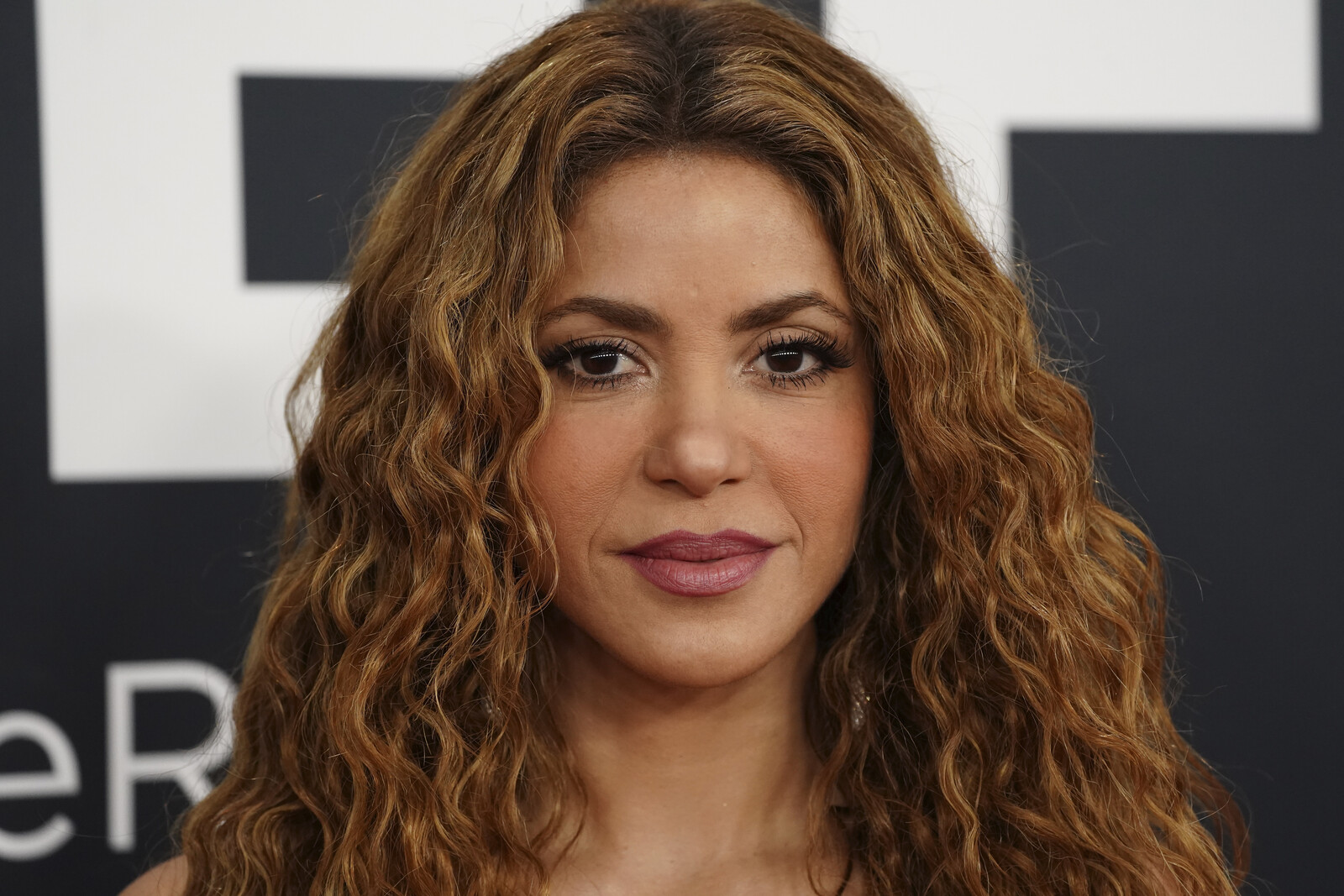 Shakira hospitalized - cancels concert