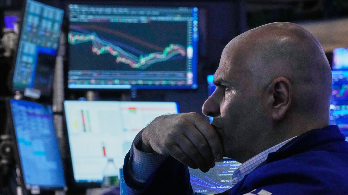 Wall Street ends mixed as oil prices fall for first time in a week