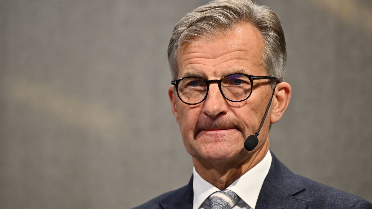 Inflation expectations rise in Riksbank survey, rate forecasts also edge up