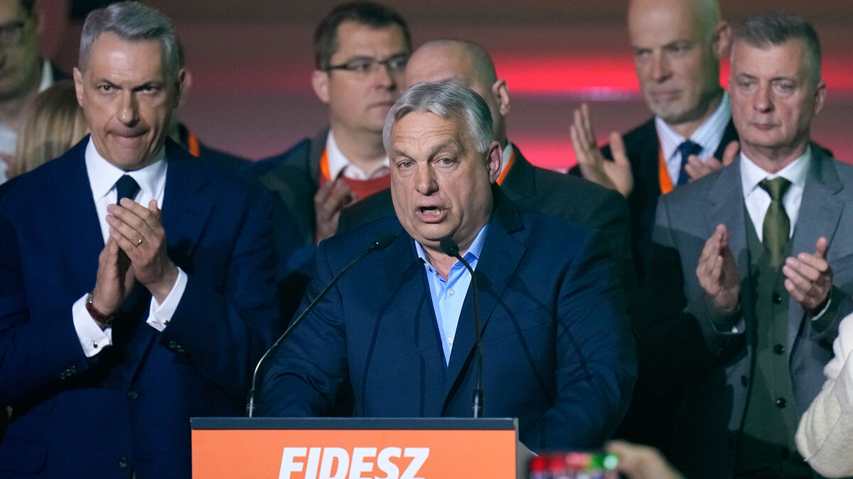 Viktor Orbán leaves parliament after