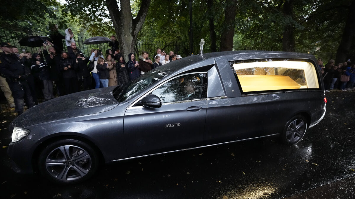 Thousands Follow King Harald’s Final Journey to Oslo Palace