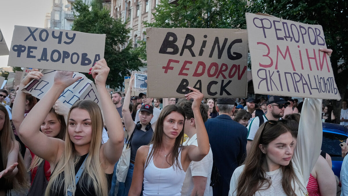 Thousands protest in Kyiv after Zelensky dismisses former defense minister Mykhailo Fedorov