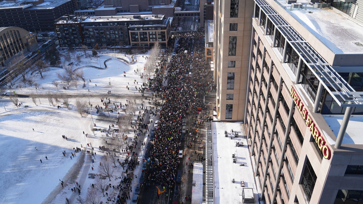Thousands demonstrate in freezing Minnesota