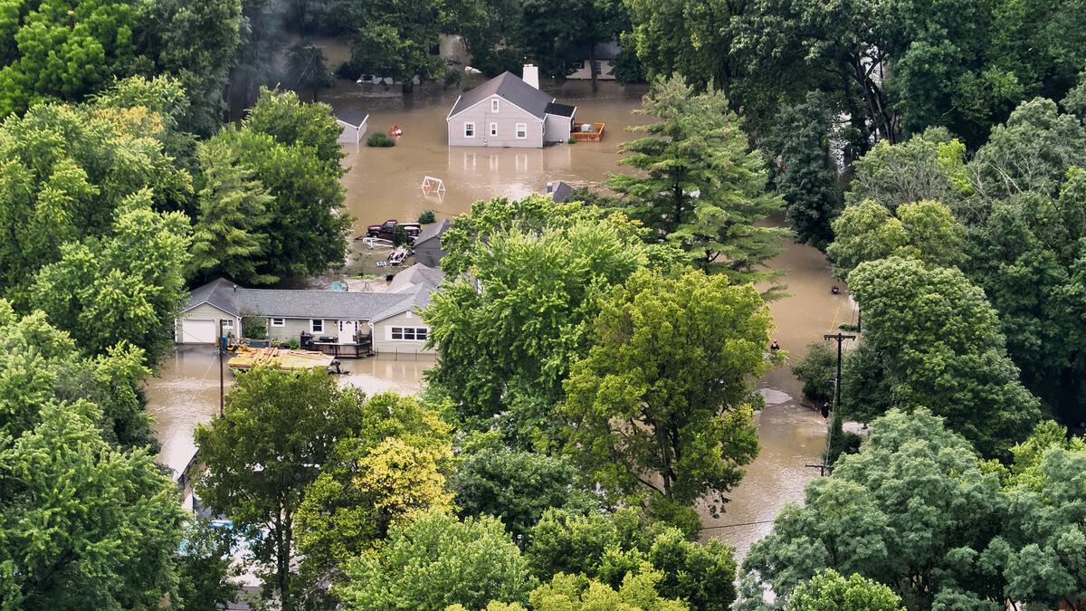 At least five dead in Indiana floods as White River rises