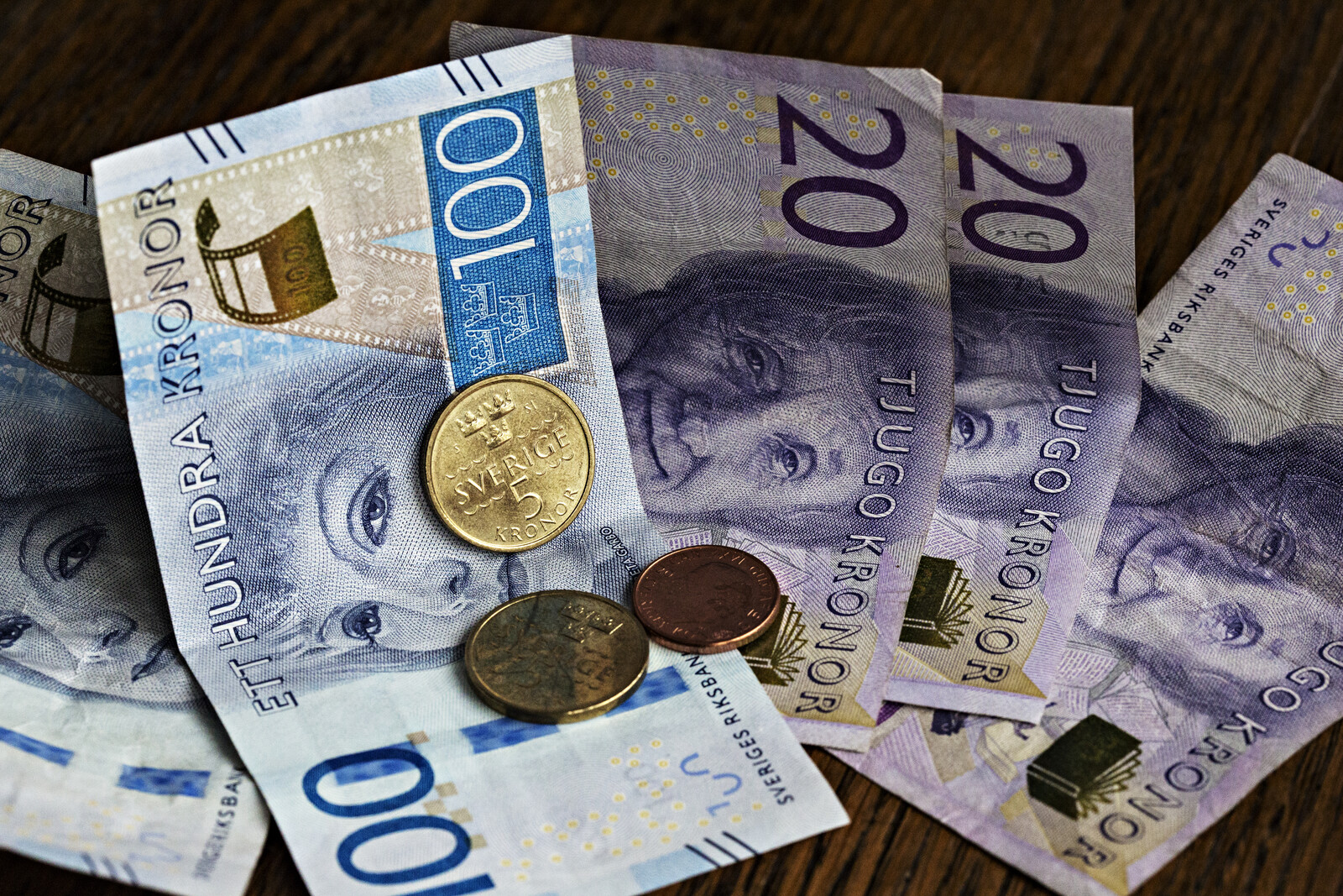 Swedish Central Bank Urges Cash Acceptance for Food Stores