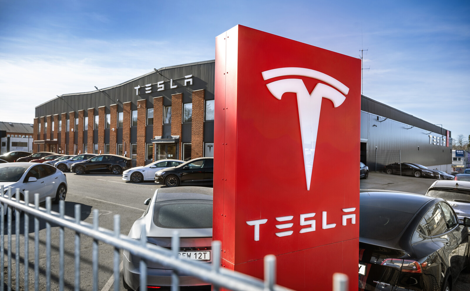 Tesla Faces Significant Decline in Swedish Car Registrations