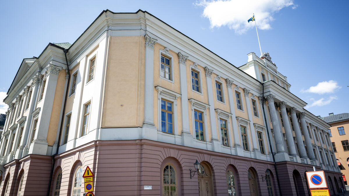 Foreign Ministry employee charged - brought secret papers home