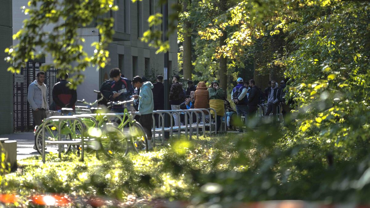 EU asylum applications fall to