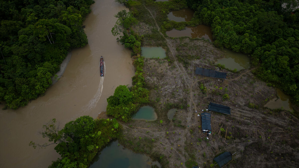 Rival guerrillas fight in Colombia's Amazon region, about 50 killed