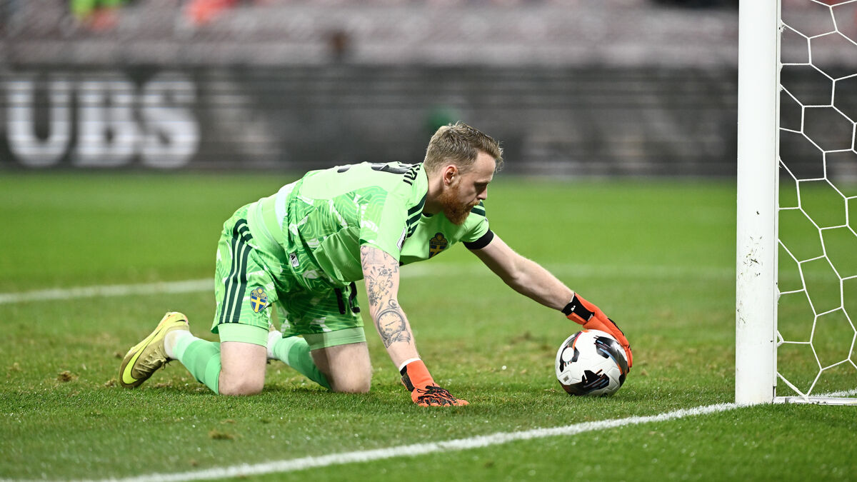 Johansson's tough comeback marred by direct blunder