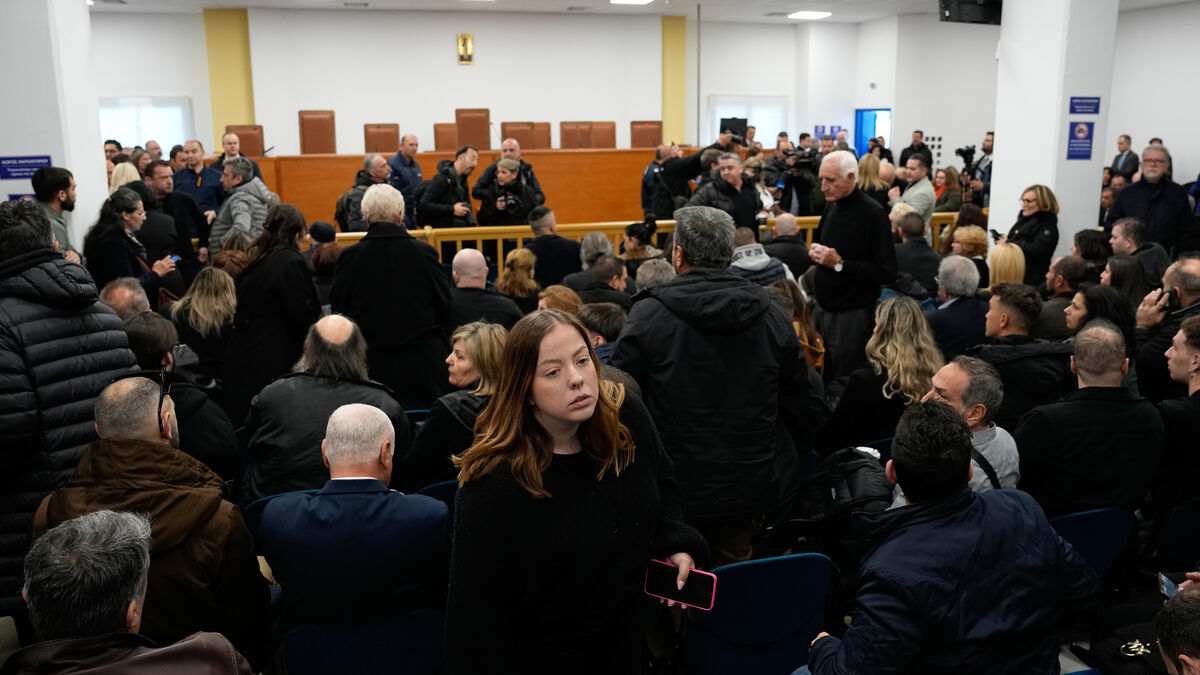 Chaos delays trial over 2023